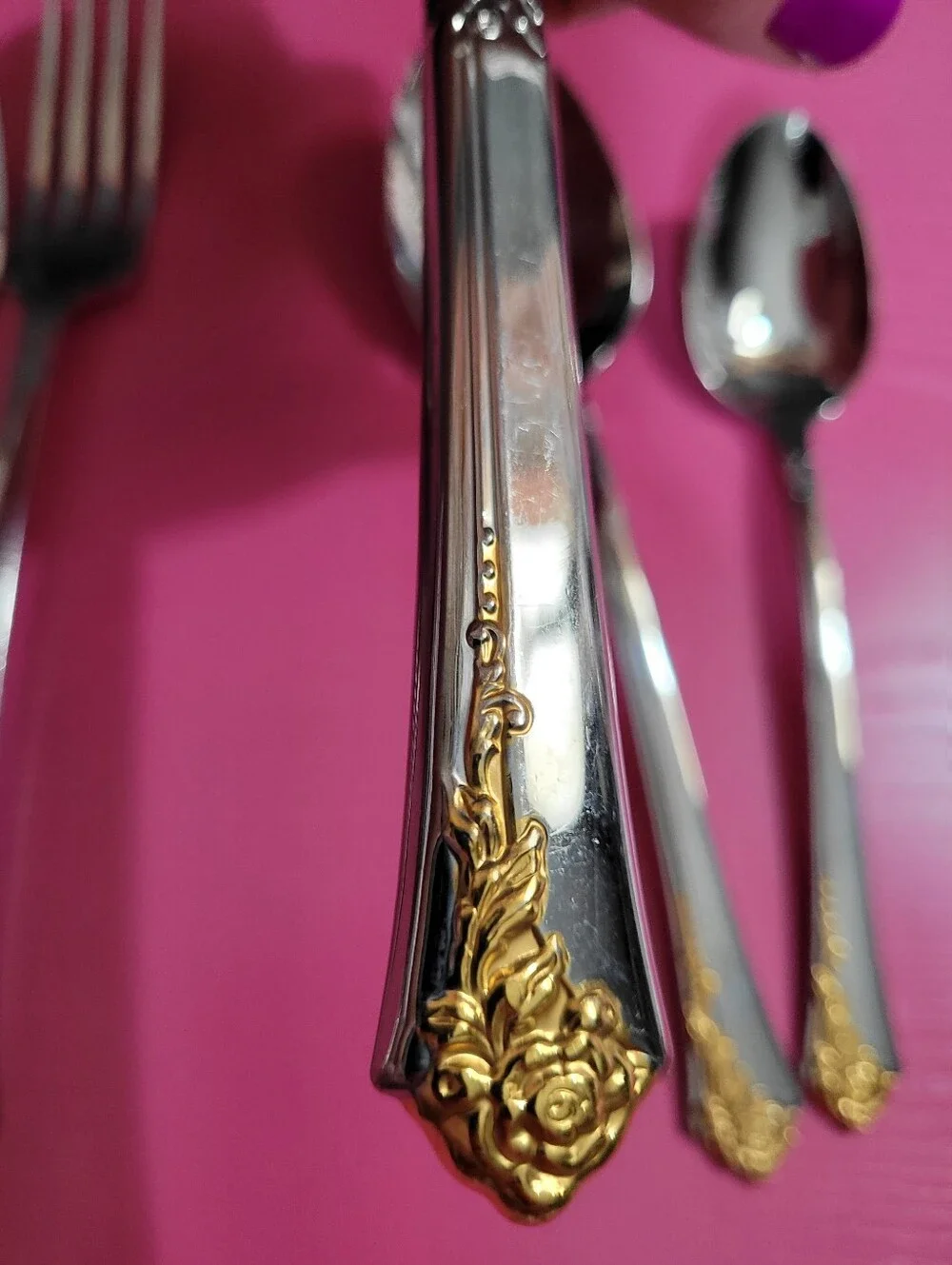 Oneida Golden Damask Rose Stainless Gold Accents 5 Piece Silverware Set (1388)